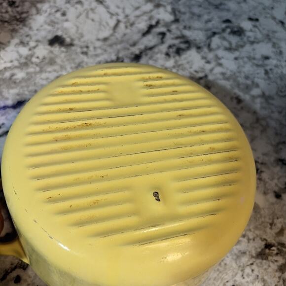 VINTAGE LE CREUSET #B CAST IRON/ENAMEL DUTCH OVEN/LID 2 1/2 QT- YELLOW/GOLD-USED - Picture 6 of 14
